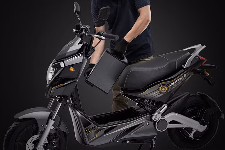 Hai mẫu xe máy điện mới của VinFast được trang bị hệ thống định vị thông minh có khả năng kết nối với điện thoại, cung cấp cho người dùng các tính năng hữu ích như chống trộm, giám sát hành trình, cảnh báo vượt quá tốc độ và thông báo các thông tin liên quan đến lịch sử vận hành. Đạt chuẩn chống nước IP57 và IP67, VinFast Impes và VinFast Ludo có thể vận hành an toàn trong điều điện thời tiết mưa ngập.