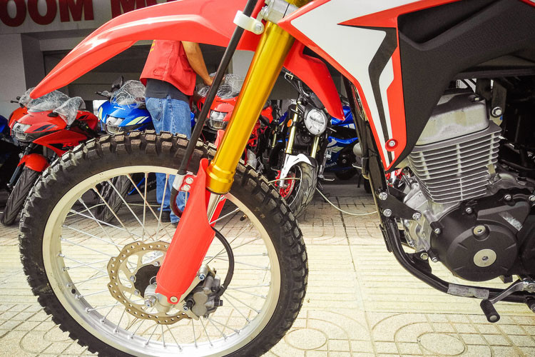 CRF150L phiên bản 2018 sở hữu cặp phuộc USD Showa khá cao cấp và được che chắn cẩn thận với đường kính 37mm và khoảng hành trình lên tới 22,5cm. Xe sử dụng bánh căm với niềng nhôm, với vành trước đường kính 21inch kết hợp lốp gai Dunlop bản 2,75inch. Hệ thống phanh trước sử dụng heo 2 piston kèm đĩa đơn đường kính 240mm.