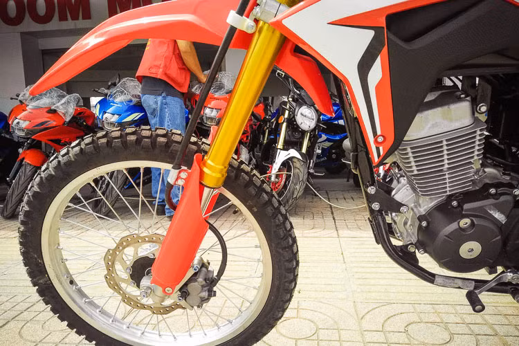 CRF150L phiên bản 2018 sở hữu cặp phuộc USD Showa khá cao cấp và được che chắn cẩn thận với đường kính 37mm và khoảng hành trình lên tới 22,5cm. Xe sử dụng bánh căm với niềng nhôm, với vành trước đường kính 21inch kết hợp lốp gai Dunlop bản 2,75inch. Hệ thống phanh trước sử dụng heo 2 piston kèm đĩa đơn đường kính 240mm.