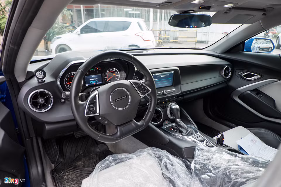 Nội thất không có gì thay đổi. Vô-lăng dạng đáy phẳng thể thao. Bảng đồng hồ bao gồm 4 đồng hồ dạng analog và một màn hình LCD hiển thị đa thông tin. Màn hình giải trí trung tâm dạng cảm ứng có kích thước 8 inch, kết nối điện thoại thông minh. Cửa gió điều hòa lấy cảm hứng từ động cơ tuabin máy bay. Âm thanh Bose cao cấp. Ghế ngồi thể thao dọc da.