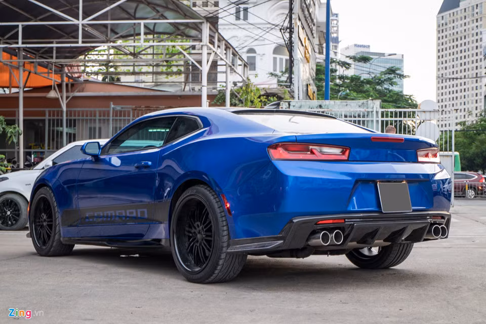 Đuôi xe được trang bị cản sau làm bằng sợi carbon, cùng các cánh khuếch tán gió, bổ sung thêm hệ thống ống xả Racing Exhaust System và cánh gió nhỏ gắn trên nóc xe bằng sợi carbon.