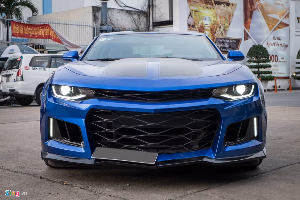 Mặt trước gây ấn tượng mạnh với lưới tản nhiệt cỡ lớn, chia làm 2 tầng của phiên bản ZL1. Bộ bodykit được đặt từ nước ngoài. Đèn pha mới, sử dụng Bi-xenon và LED thay cho bóng halogen và gương cầu ở bản tiêu chuẩn, riêng phần làm điện cho bộ đèn mất vài tiếng để hoàn thành.