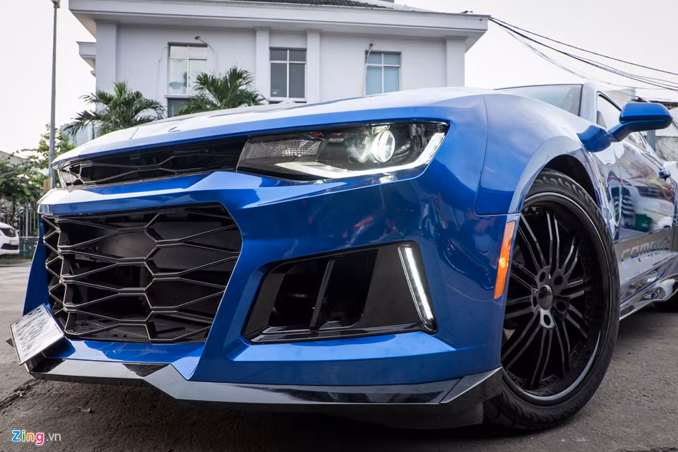 Hình dáng của Camaro ZL1 là kết quả của hơn 100 giờ làm việc của các kỹ sư trong hầm gió để cải thiện tính khí động học và làm mát cho động cơ. Camaro ZL1 sử dụng động cơ lớn hơn, loại 6.2L V8, cho công suất 640 mã lực.
