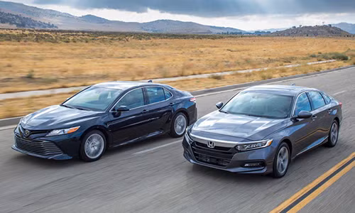 Chon mua Toyota Camry hay Honda Accord?