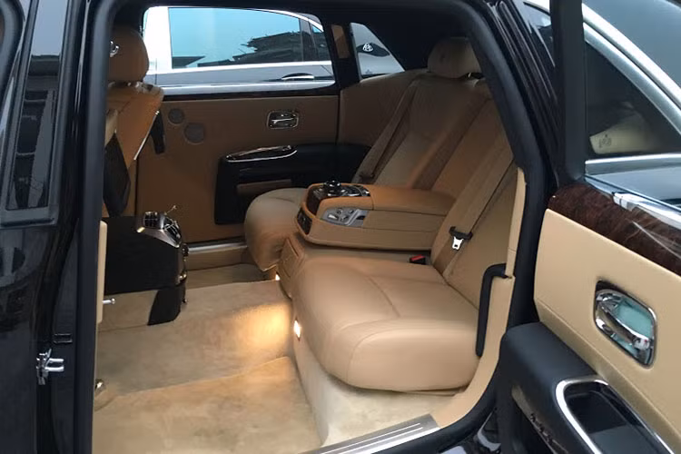 Ghế ngồi của xe đã được Rolls-Royce nghiên cứu kỹ hình dáng để tạo ra cảm giác ngồi thoải mái nhất cho người sử dụng. Toàn bộ các ghế ngồi của xe đều có tính năng sưởi và massage, và đương nhiên điều chỉnh điện hoàn toàn. Những vật liệu sang trọng như gỗ cao cấp, thảm lót làm từ lông cừu, da xịn... cũng được trang bị.