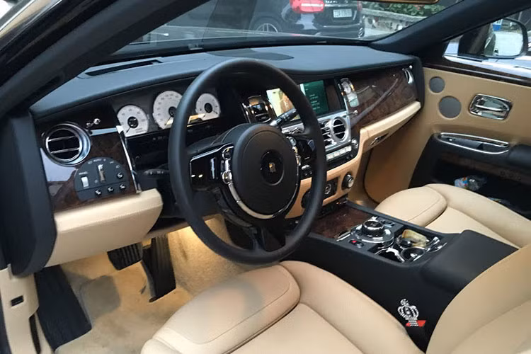 Các chi tiết bên trong xe đều được chế tác bằng tay. Xe sở hữu màn hình hệ thống loa Bespoke với 18 loa, màn hình hiển thị của hệ thống thông tin giải trí, với giao diện iDrive của hãng mẹ BMW nhưng có một số tính năng "hàng thửa" chỉ có trên Royce, chẳng hạn như điều khiển biểu tượng (mascot) Spirit of Ecstasy đặt trước nắp ca-pô xe...