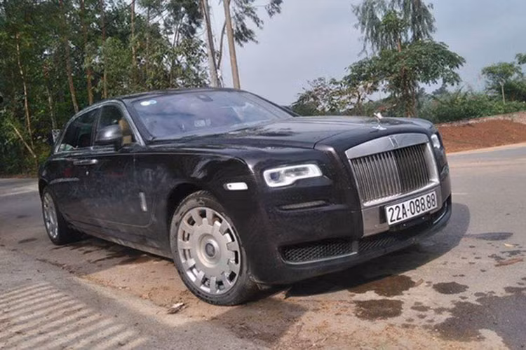 Tại thị trường Việt Nam, những chiếc Rolls-Royce Ghost Series II EWB lúc mới nhập về nước có giá bán 19 tỷ Đồng, tuy nhiên sau thời điểm luật thuế Tiêu thụ đặc biệt mới được áp dụng từ 1/7/2016 khiến khiến dòng xe siêu sang này có giá bán tăng khoảng 8 tỷ lên mức 27 tỷ đồng.