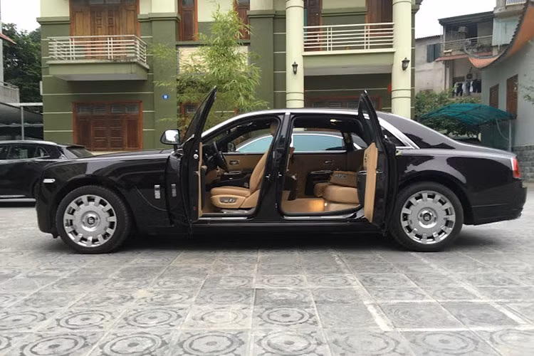 Xe cũng dài hơn Maybach S600 khoảng 11 cm.Hàng ghế sau của xe có khoảng để chân rất rộng rãi và khác biệt nội thất của Ghost kéo dài trục cơ sở EWB rộng hơn rất nhiều. Chiều dài tổng thể chiếc xe đạt 5.569 mm, rộng 1.948 mm và cao 1.550 mm. Độ dài cơ sở 3.465 mm.