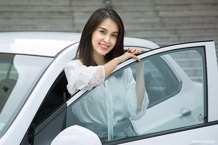 Ở phiên bản cao cấp, xe nổi bật với màn hình cảm ứng trung tâm kích cỡ 7 inch đa chức năng, hỗ trợ giải trí với kết nối Bluetooth/AUX/MP3/Radio đồng thời phát hình đa định đạng với độ phân giải FullHD với 4 loa chất lượng. Grand i10 là chiếc xe duy nhất trong phân khúc được trang bị hệ thống bản đồ định vị dẫn đường do Hyundai nghiên cứu và phát triển dành riêng cho thị trường Việt Nam.