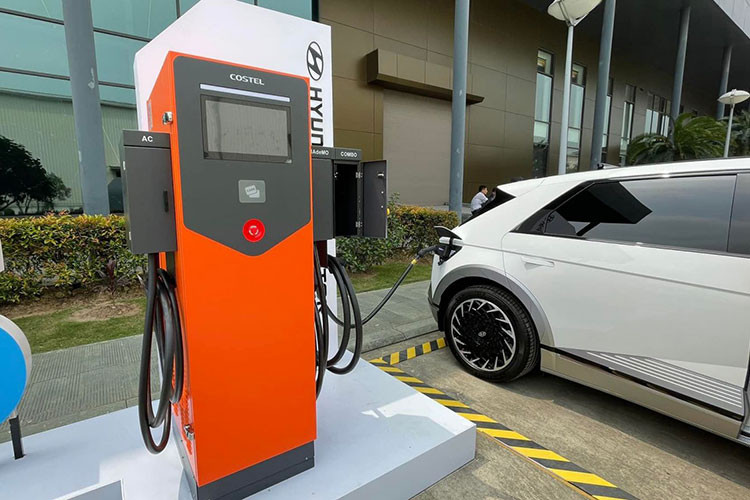 Đồng thời Ioniq 5 cũng sẽ hỗ trợ sạc siêu nhanh, chỉ mất 18 phút từ 10% - 80% với cổng sạc DC 350 kw, 56 phút từ 20% - 80% với cổng sạc DC 50 kw, cuối cùng là sạc AC Portable 10,9 kW, chỉ mất 6,6 tiếng để sạc đầy. Trang bị an toàn của xe sẽ có điểm nhấn là gói công nghệ SmartSense tương tự như trên Hyundai SantaFe hay Tucson.