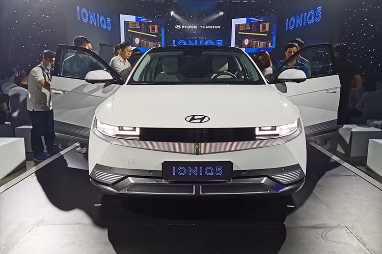 Mẫu xe điện Hyundai IONIQ 5 sở hữu thiết kế đậm bản sắc tương lai, khác biệt hoàn toàn so với các mẫu xe sử dụng động cơ đốt trong hiện hành của Hyundai. Ngoại thất IONIQ 5 dựa trên cảm hứng từ thiết kế Concept 45 với ngôn ngữ thiết kế có tên Parametric Dynamics (Động lực học tham số), điều này được thể hiện qua các bề mặt sắc sảo, ca pô mượt mà, thuôn thả hình vỏ sò...