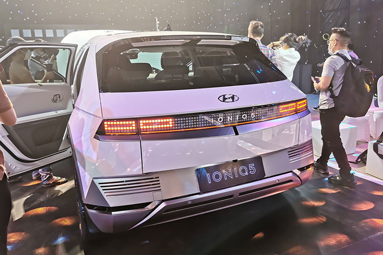 Điểm nhấn dấu ấn của IONIQ 5 là thiết kế Parametric Pixel với cụm đèn chiếu sáng trước sau theo phong cách pixels với các ô vuông ánh sáng. Cụm các chi tiết này xuất hiện trên hầu hết các khu vực chiếu sáng của xe: đèn trước, đèn sau, đèn báo mức năng lượng khi sạc,… Parametric Pixel sẽ là điểm nhận dạng thương hiệu của IONIQ so với các mẫu xe khác của Hyundai Motor cũng như các mẫu xe điện khác.