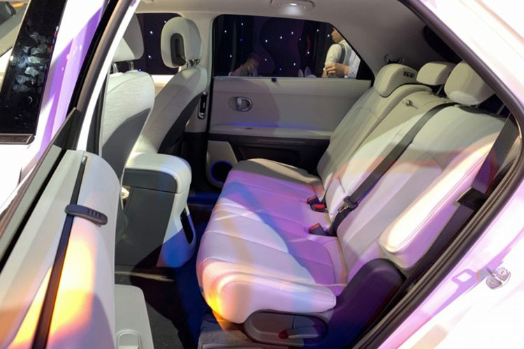 Sử dụng nền tảng E-GMP, IONIQ 5 được thiết kế tối ưu không gian nội thất, đem đến một trải nghiệm hoàn toàn khác biệt so với các mẫu xe sử dụng động cơ đốt trong truyền thống. Với việc pin được đặt phẳng dưới sàn xe cùng chiều dài cơ sở 3.000mm, không gian nội thất của IONIQ 5 được thoả mái bố trí công năng một cách thuận tiện nhất cho người sử dụng.