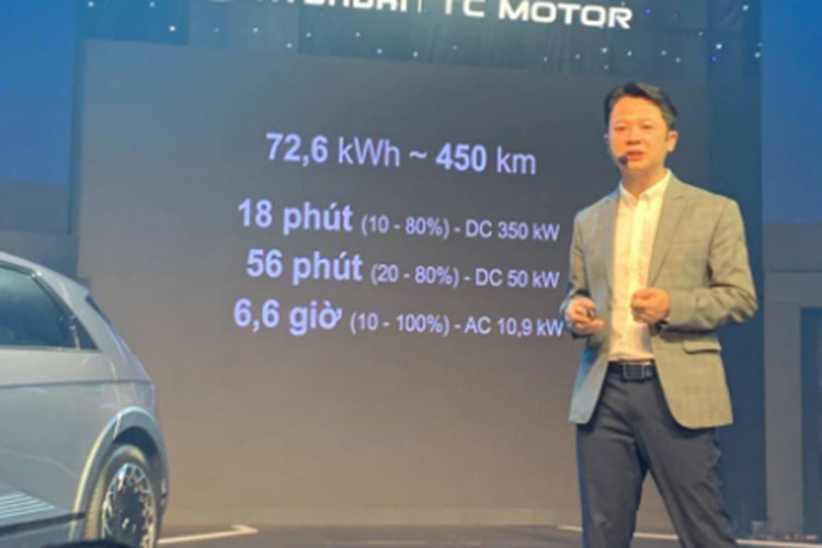 Hyundai Ioniq 5 2022 khi được phân phối chính thức sẽ được lắp ráp trong nước và đồng thời hãng cũng sẽ triển khai cơ sở hạ tầng cần thiết để phục vụ các khách hàng. Tại Việt Nam, xe chỉ có một tùy chọn về động cơ: một động cơ điện kết hợp với hệ dẫn động cầu sau, sản sinh công suất 217 mã lực cùng 350 Nm mô-men xoắn. Tốc độ tối đa của xe được giới hạn ở mức 185 km/h và khả năng tăng tốc 0-100 km/h trong 7,4 giây.