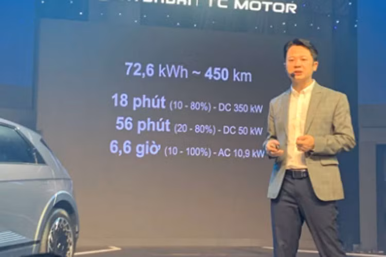 Hyundai Ioniq 5 2022 khi được phân phối chính thức sẽ được lắp ráp trong nước và đồng thời hãng cũng sẽ triển khai cơ sở hạ tầng cần thiết để phục vụ các khách hàng. Tại Việt Nam, xe chỉ có một tùy chọn về động cơ: một động cơ điện kết hợp với hệ dẫn động cầu sau, sản sinh công suất 217 mã lực cùng 350 Nm mô-men xoắn. Tốc độ tối đa của xe được giới hạn ở mức 185 km/h và khả năng tăng tốc 0-100 km/h trong 7,4 giây.