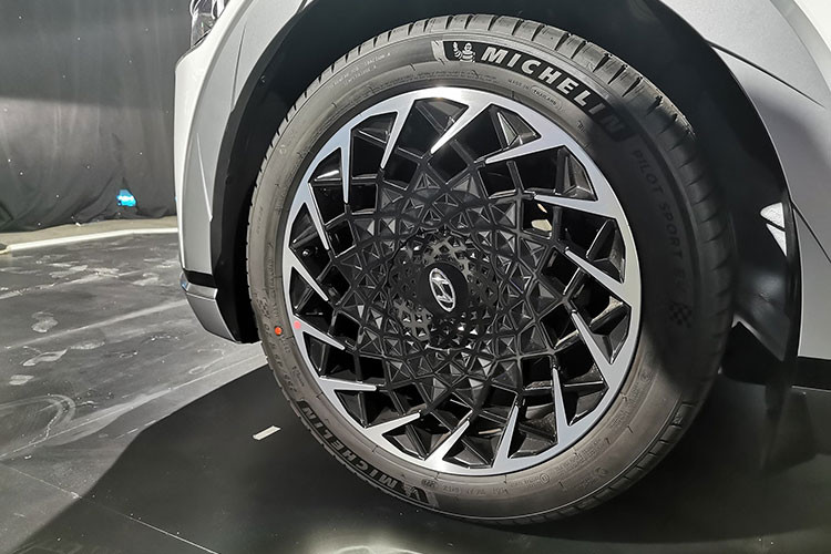 IONIQ 5 có kích thước tổng thể của 1 mẫu SUV tầm trung với các thông số Dài x Rộng x Cao lần lượt là 4.635 x 1.890 x 1.605 (mm), khoảng sáng gầm xe đạt 160mm. Điểm đáng chú ý là chiều dài cơ sở của IONIQ 5 đạt 3.000mm, tương đương với các mẫu SUV Full Size, giúp bố trí khoang cabin, không gian rộng rãi. Mâm xe cũng là loại tối ưu khí động học với kích thước 20 inch.