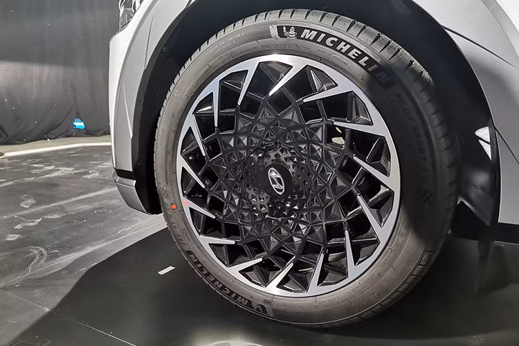 IONIQ 5 có kích thước tổng thể của 1 mẫu SUV tầm trung với các thông số Dài x Rộng x Cao lần lượt là 4.635 x 1.890 x 1.605 (mm), khoảng sáng gầm xe đạt 160mm. Điểm đáng chú ý là chiều dài cơ sở của IONIQ 5 đạt 3.000mm, tương đương với các mẫu SUV Full Size, giúp bố trí khoang cabin, không gian rộng rãi. Mâm xe cũng là loại tối ưu khí động học với kích thước 20 inch.