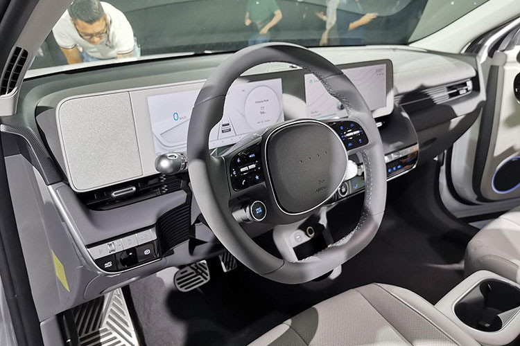 Bảng táp lô của xe được thiết kế theo phong cách tối giản Minimalism loại bỏ các chi tiết thừa, kết hợp cùng những công nghệ hiện đại hàng đầu. IONIQ 5 trang bị cặp màn hình có kích thước 12,3 inch nối liền: màn hình cảm ứng thông tin &amp; màn hình giải trí, thiết lập đa chức năng. Xe được trang bị hệ thống âm thanh Bose cùng các chuẩn hệ thống giải trí như Android Auto/Apple Carplay cùng với camera 360 độ...