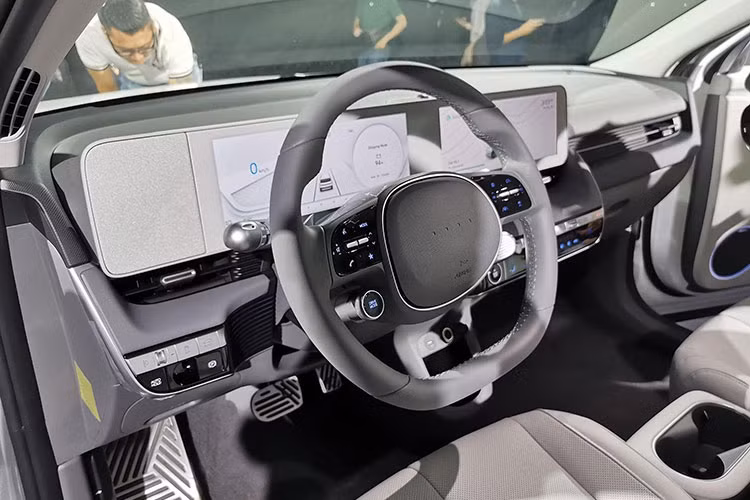 Bảng táp lô của xe được thiết kế theo phong cách tối giản Minimalism loại bỏ các chi tiết thừa, kết hợp cùng những công nghệ hiện đại hàng đầu. IONIQ 5 trang bị cặp màn hình có kích thước 12,3 inch nối liền: màn hình cảm ứng thông tin &amp; màn hình giải trí, thiết lập đa chức năng. Xe được trang bị hệ thống âm thanh Bose cùng các chuẩn hệ thống giải trí như Android Auto/Apple Carplay cùng với camera 360 độ...