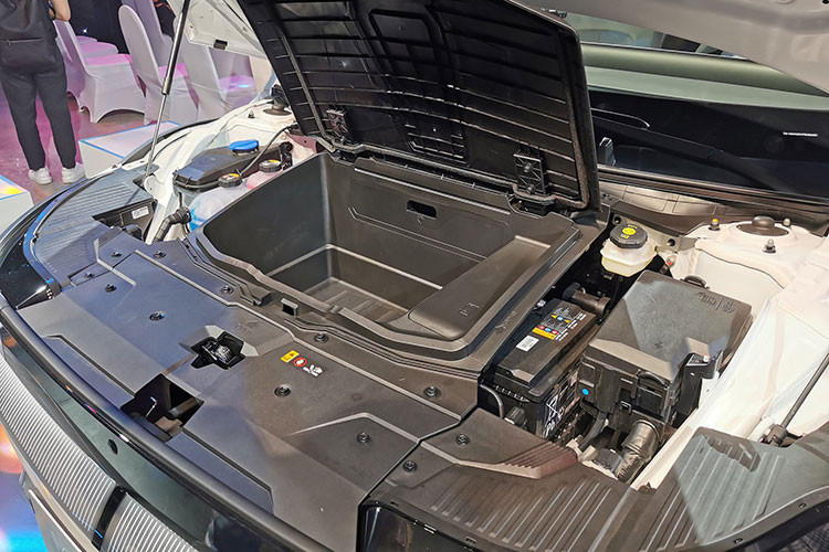 Theo Hyundai, phạm vi hoạt động của mẫu Ioniq 5 được ra mắt tại Việt Nam vào khoảng 450 km cho một lần sạc với hệ thống pin 72,6 kWh tiêu chuẩn. Theo công bố của TC Motor, mẫu xe này tích hợp cổng sạc chậm 3 kW, xe sẽ mất 20 - 24 giờ để sạc từ 10% - 100%.