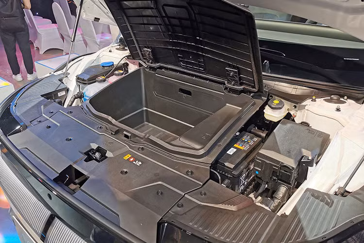 Theo Hyundai, phạm vi hoạt động của mẫu Ioniq 5 được ra mắt tại Việt Nam vào khoảng 450 km cho một lần sạc với hệ thống pin 72,6 kWh tiêu chuẩn. Theo công bố của TC Motor, mẫu xe này tích hợp cổng sạc chậm 3 kW, xe sẽ mất 20 - 24 giờ để sạc từ 10% - 100%.