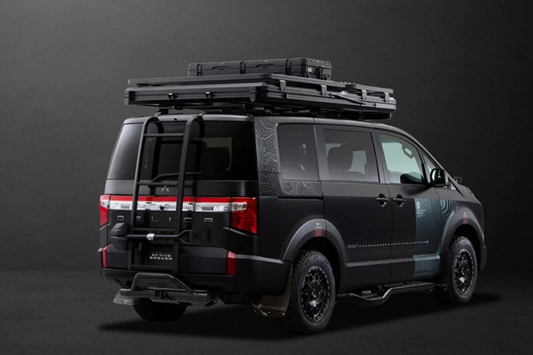 Mitsubishi Triton Red Bull Street Jam mới: Phiên bản này nổi bật với lớp sơn đen kết hợp nhiều phụ kiện nâng cấp, tạo nên phong cách vừa hiện đại, vừa bền bỉ.