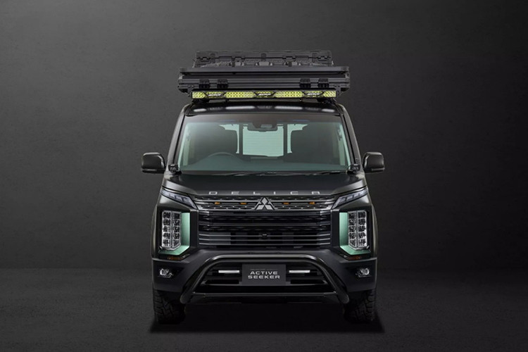 Mẫu concept SUV Mitsubishi Outlander PHEV Night Seeker này còn được phủ lớp sơn tối màu kết hợp với đồ họa Metal Gear Solid, tạo nên phong cách đặc trưng không thể nhầm lẫn.