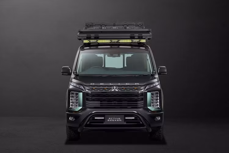 Mẫu concept SUV Mitsubishi Outlander PHEV Night Seeker này còn được phủ lớp sơn tối màu kết hợp với đồ họa Metal Gear Solid, tạo nên phong cách đặc trưng không thể nhầm lẫn.