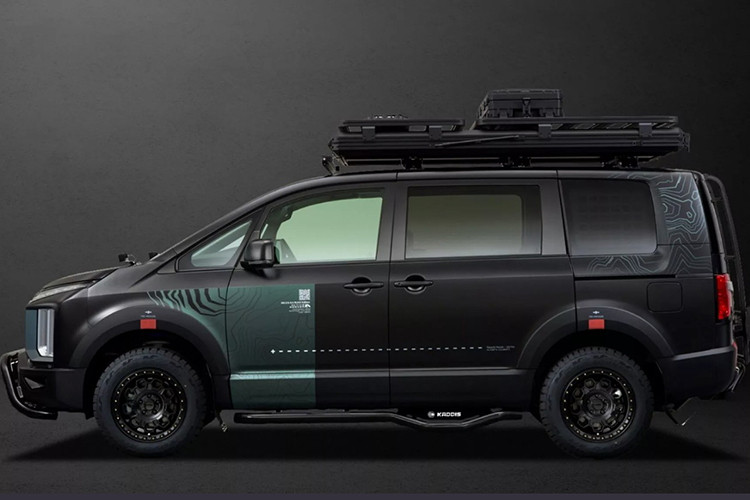 Dựa trên phiên bản cập nhật mới nhất của dòng Outlander PHEV, mẫu concept Night Seeker mang diện mạo hầm hố với bộ bodykit tùy chỉnh và mâm xe độ, kết hợp với nhiều phụ kiện độc đáo. Thiết kế tổng thể toát lên vẻ ngoài mạnh mẽ, như một chiếc xe quân sự sẵn sàng cho mọi địa hình khắc nghiệt.