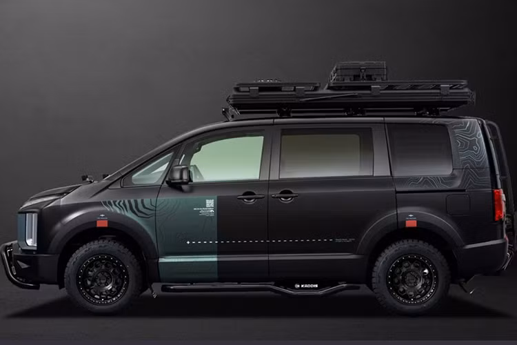 Dựa trên phiên bản cập nhật mới nhất của dòng Outlander PHEV, mẫu concept Night Seeker mang diện mạo hầm hố với bộ bodykit tùy chỉnh và mâm xe độ, kết hợp với nhiều phụ kiện độc đáo. Thiết kế tổng thể toát lên vẻ ngoài mạnh mẽ, như một chiếc xe quân sự sẵn sàng cho mọi địa hình khắc nghiệt.