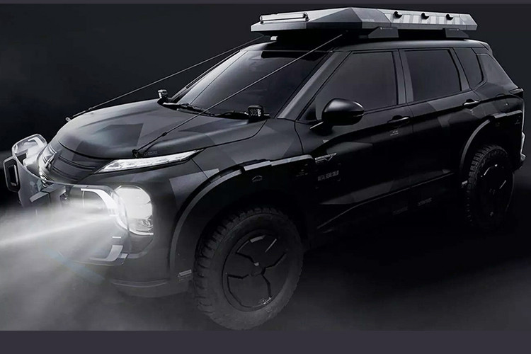 Phần đầu xe Mitsubishi Outlander PHEV độ Metal Gear Solid được trang bị tấm che trong suốt, vừa tạo điểm nhấn về thiết kế, vừa bảo vệ lưới tản nhiệt và đèn pha. Xe còn được bổ sung hệ thống đèn LED hiện đại, hỗ trợ chiếu sáng tốt hơn trong điều kiện thiếu sáng.