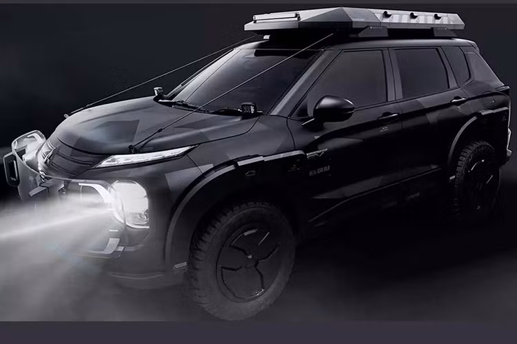 Phần đầu xe Mitsubishi Outlander PHEV độ Metal Gear Solid được trang bị tấm che trong suốt, vừa tạo điểm nhấn về thiết kế, vừa bảo vệ lưới tản nhiệt và đèn pha. Xe còn được bổ sung hệ thống đèn LED hiện đại, hỗ trợ chiếu sáng tốt hơn trong điều kiện thiếu sáng.