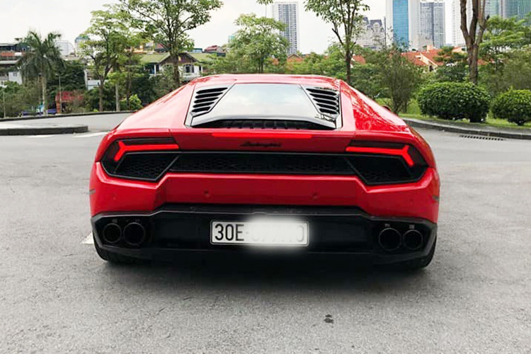 Được đưa về Hà Nội theo dạng nhập khẩu chính hãng từ năm 2016, siêu xe Lamborghini Huracan LP580-2 cũng được thay đổi một số chi tiết so với Huracan nguyên bản. Phần đầu xe mạnh mẽ hơn với 2 hút gió được mở rộng, đuôi xe cũng thay đổi đôi chút. Ngoài ra, nhiều chi tiết như ống xả, các chi tiết nhỏ trên xe... cũng được độ lại "xịn sò" hơn,