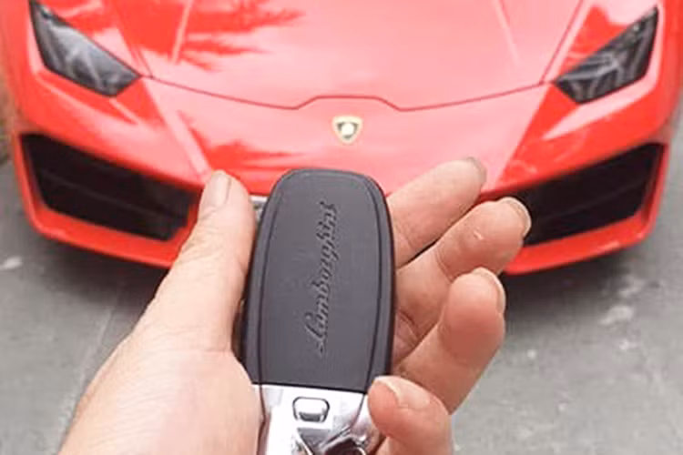 Huracan LP580-2 sở hữu khối động cơ V10, dung tích 5,2L giảm công suất từ 610 mã lực xuống còn 580 mã lực, đi kèm hộp số 7 cấp. Xe có khả năng tăng tốc từ 0-100 km/h trong 3,4 giây, tốc độ tối đa là 320 km/h.