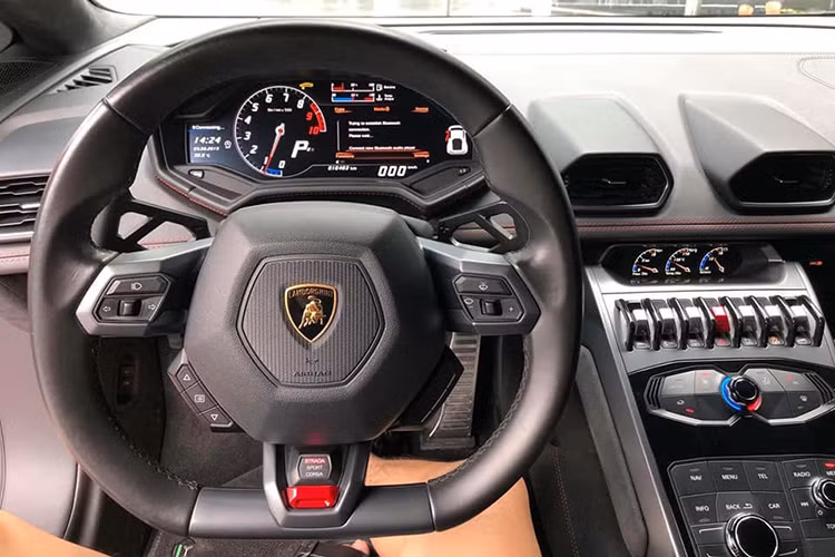 Hệ thống điều khiển động học trên Huracan LP 580-2 được điều chỉnh thông qua nút ANIMA (Adaptive Network Intelligent Management) trên vô-lăng, cho phép người lái tuỳ chọn các chế độ lái khác nhau. Hệ thống khởi động bằng nút bấm ẩn sau nắp đậy màu đỏ nổi bật ở bảng điều khiển trung tâm. 