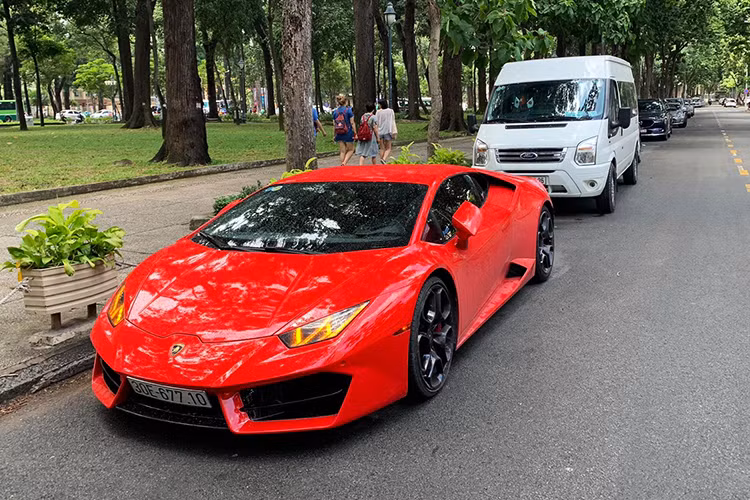 Tại thị trường Việt Nam, sau ngày 1/7/2016, giá siêu xe Lamborghini Huracan LP580-2 được công bố ở mức 19.899 tỷ đồng. Tuy nhiên mức giá chính hãng hiện nay lên tới hơn 20 tỷ đồng. Chiếc xe trong bài viết này đang được chào bán trên các diễn đàn với mức giá hơn 13 tỷ đồng, xe sản xuất 2015 đăng ký 2016 và mới chỉ lăn bánh 9000 km.