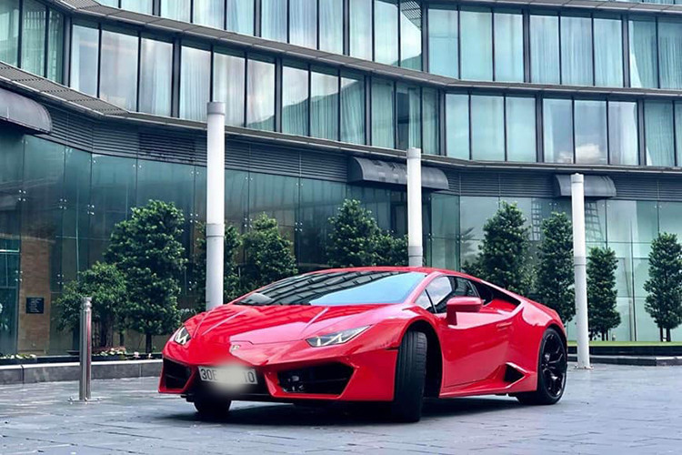 Chiếc siêu xe Lamborghini Huracan LP 580-2 mang biển số Hà Nội này từng xuất hiện tại Sài thành trước thềm Car Passion 2019 đã trở về Hà Nội trong màu áo đỏ nguyên bản. Mới đây nó đã chính thức được chủ nhân đưa lên sàn xe cũ khiến nhiều người yêu xe phải "phát thèm".