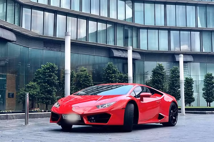 Chiếc siêu xe Lamborghini Huracan LP 580-2 mang biển số Hà Nội này từng xuất hiện tại Sài thành trước thềm Car Passion 2019 đã trở về Hà Nội trong màu áo đỏ nguyên bản. Mới đây nó đã chính thức được chủ nhân đưa lên sàn xe cũ khiến nhiều người yêu xe phải "phát thèm".