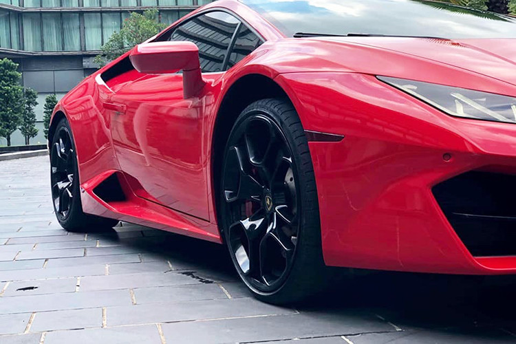 Đây được xem là chiếc siêu xe Lamborghini Huracan LP580-2 chính hãng đầu tiên tại Việt Nam mang màu ngoại thất Rosso Mars nổi bật. So với LP610-4, ngoại hình của Huracan LP580-2 chỉ khác biệt ở một số chi tiết ngoại thất. Nó thuộc sỡ hữu của một đại gia kinh doanh đồng hồ xa xỉ ở Hà Nội. Anh sỡ hữu dàn siêu xe gồm những tên tuổi như: F12 berlinetta,Huracan LP580-2,…