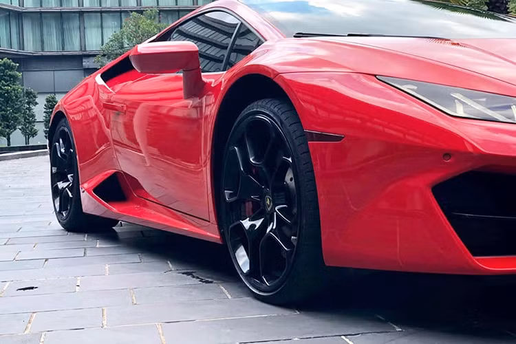 Đây được xem là chiếc siêu xe Lamborghini Huracan LP580-2 chính hãng đầu tiên tại Việt Nam mang màu ngoại thất Rosso Mars nổi bật. So với LP610-4, ngoại hình của Huracan LP580-2 chỉ khác biệt ở một số chi tiết ngoại thất. Nó thuộc sỡ hữu của một đại gia kinh doanh đồng hồ xa xỉ ở Hà Nội. Anh sỡ hữu dàn siêu xe gồm những tên tuổi như: F12 berlinetta,Huracan LP580-2,…