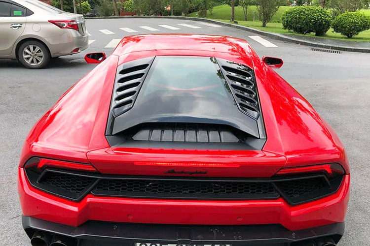 Động cơ của siêu xe này chỉ sinh ra công suất ít hơn 30 mã lực (theo công bố của Lamborghini), dẫn đến thời gian tăng tốc lên 100 km/h chậm hơn 0,6 giây so với đàn anh của mình là LP610-4 trước đây. Khối lượng phân bố 40% cho phần phía trước và 60% cho phần phía sau là tương đối lý tưởng cho một chiếc siêu xe thể thao dẫn động cầu sau. 