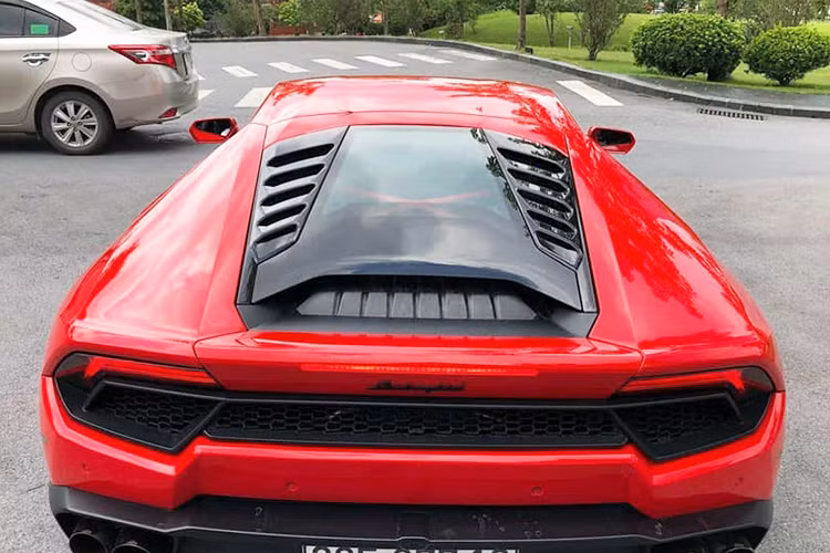 Động cơ của siêu xe này chỉ sinh ra công suất ít hơn 30 mã lực (theo công bố của Lamborghini), dẫn đến thời gian tăng tốc lên 100 km/h chậm hơn 0,6 giây so với đàn anh của mình là LP610-4 trước đây. Khối lượng phân bố 40% cho phần phía trước và 60% cho phần phía sau là tương đối lý tưởng cho một chiếc siêu xe thể thao dẫn động cầu sau. 