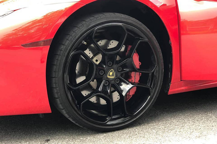 Đáng chú ý trên mẫu xe này là hệ thống treo đã được làm mới nhờ vào các lò xo cùng các thanh chống lật. Độ cứng lò xo của Lamborghini Huracan LP 580-2 cũng tăng thêm 50% so với mẫu Gallardo LP 550-2. Bộ mâm hợp kim nhôm hoàn toàn mới có kích thước nhỏ hơn và được trang bị lốp dày hơn so với trên LP610-4. Khối lượng xe cũng nhẹ hơn 33 kg.