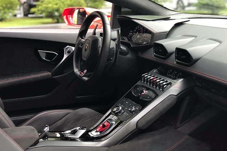 Bên trong nội thất của Huracan LP580-2 cũng không có nhiều khác biệt so với "đàn anh" LP610-4, nó chỉ được bổ sung thêm hệ thống thông tin giải trí Lamborghini Infotainment System II thế hệ mới. Ngoài ra, khách hàng có được tùy chọn cá nhân hóa Ad Personam với màu sắc phối hợp tùy thuộc vào ý người mua.
