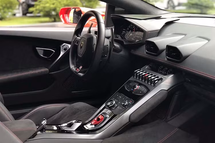 Bên trong nội thất của Huracan LP580-2 cũng không có nhiều khác biệt so với "đàn anh" LP610-4, nó chỉ được bổ sung thêm hệ thống thông tin giải trí Lamborghini Infotainment System II thế hệ mới. Ngoài ra, khách hàng có được tùy chọn cá nhân hóa Ad Personam với màu sắc phối hợp tùy thuộc vào ý người mua.