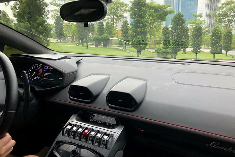 Ở chế độ lái Strada, chiếc siêu xe Lamborghini Huracan LP 580-2 có phản hồi lái nhẹ nhàng và độ bám đường tối ưu. Nếu muốn cảm giác "dính ghế" phấn khích, người lái có thể chuyển sang chế độ Sport. Ở chế độ Corsa, phản hồi lái chính xác, xe đạt hiệu suất tối ưu trên đường đua.