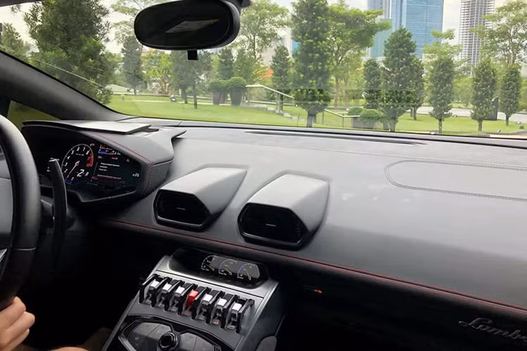 Ở chế độ lái Strada, chiếc siêu xe Lamborghini Huracan LP 580-2 có phản hồi lái nhẹ nhàng và độ bám đường tối ưu. Nếu muốn cảm giác "dính ghế" phấn khích, người lái có thể chuyển sang chế độ Sport. Ở chế độ Corsa, phản hồi lái chính xác, xe đạt hiệu suất tối ưu trên đường đua.