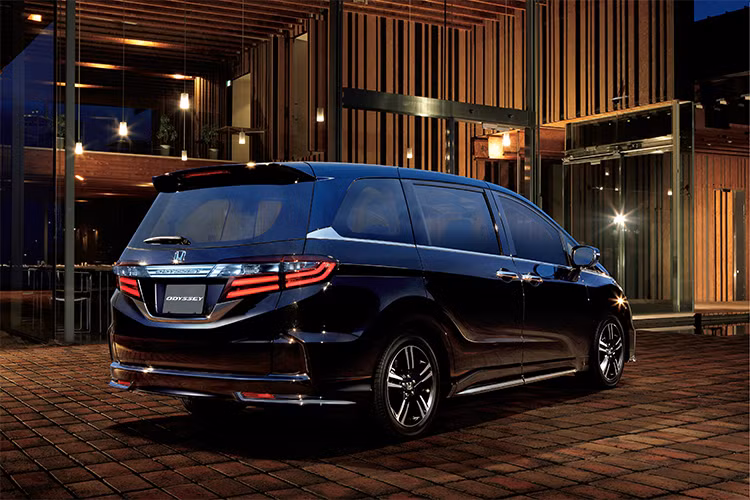 Do có thân xe kiểu MPV nên Odyssey có phần đuôi dạng "hộp" vuông vức. Mặc dù vậy, Honda cũng đã rất cố gắng thiết kế sao cho chiếc xe có vẻ mềm mại và tinh tế hơn. Cụm đèn hậu của xe có kích thước lớn, kéo dài ngang ở hai bên đuôi xe và có vẻ đẹp hiện đại với các dải LED.