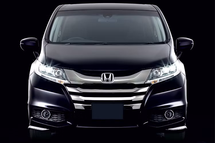 Đây cũng là thế hệ Odyssey đầu tiên được trang bị cửa sau mở dạng trượt cho cả hai bên thân xe, đem tới sự tiện lợi mà các thế hệ trước không có được. Ở thế hệ mới này, xe được trang bị bộ mâm đúc 5 chấu kép với 2 tông màu đen/nhôm bạc phay bóng độc đáo và cao cấp.