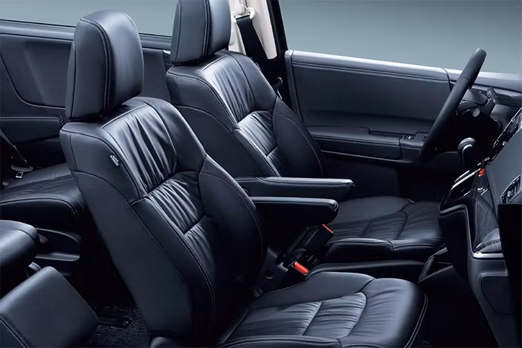 Ở bên dưới xe được trang bị một khay chứa đồ tiện dụng. Odyssey có tới 2 cổng USB và 1 cổng HDMI ở phía trước cabin. Các ghế ngồi cũng đem lại cảm giác thoải mái, tương tự những chiếc "ghế giám đốc" trong văn phòng. Cửa kính điện tự động sử dụng một chạm cho tất cả các hàng ghế...